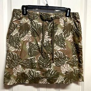 Denver Hayes Shades of Green Brown Leaf Print 4 Pocket High Rise Skort Size 8